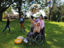 Na wszystkich gości czekała moc atrakcji, między innymi mieszkańcy sami mogli puszczać bańki mydlane.