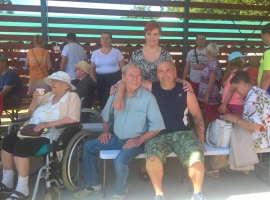 Naszą wyprawę zakończyliśmy smakowitą ucztą, którą mogliśmy się delektować, do wyboru było wiele smakołyków takich jak: lody, ciasto, kawa a także wojskowa grochówka. 