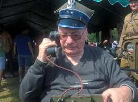 Uwagę naszą przyciągnęła wojenna radziecka radiostacja.